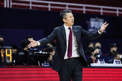 影片里不少致敬老版的内容也得以曝光，;铁头功再现江湖;臭屁熏苍蝇等老版电影梗以另一种形式出现在电影里，寻找各种或明显或隐秘的致敬彩蛋成了影迷的一大乐趣